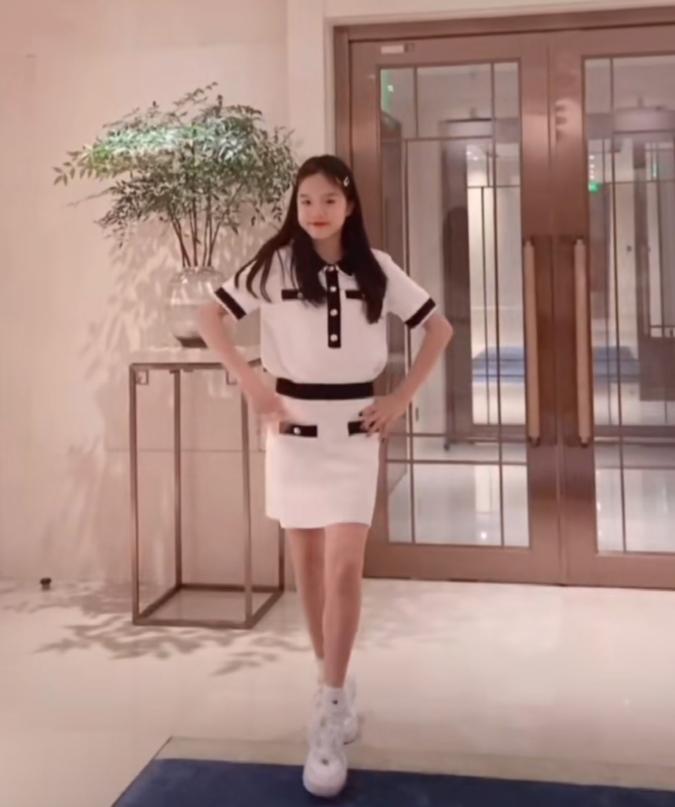 鐘麗緹二女兒穿露臍裝熱舞，動作利落女團範十足，五官立體顯高級