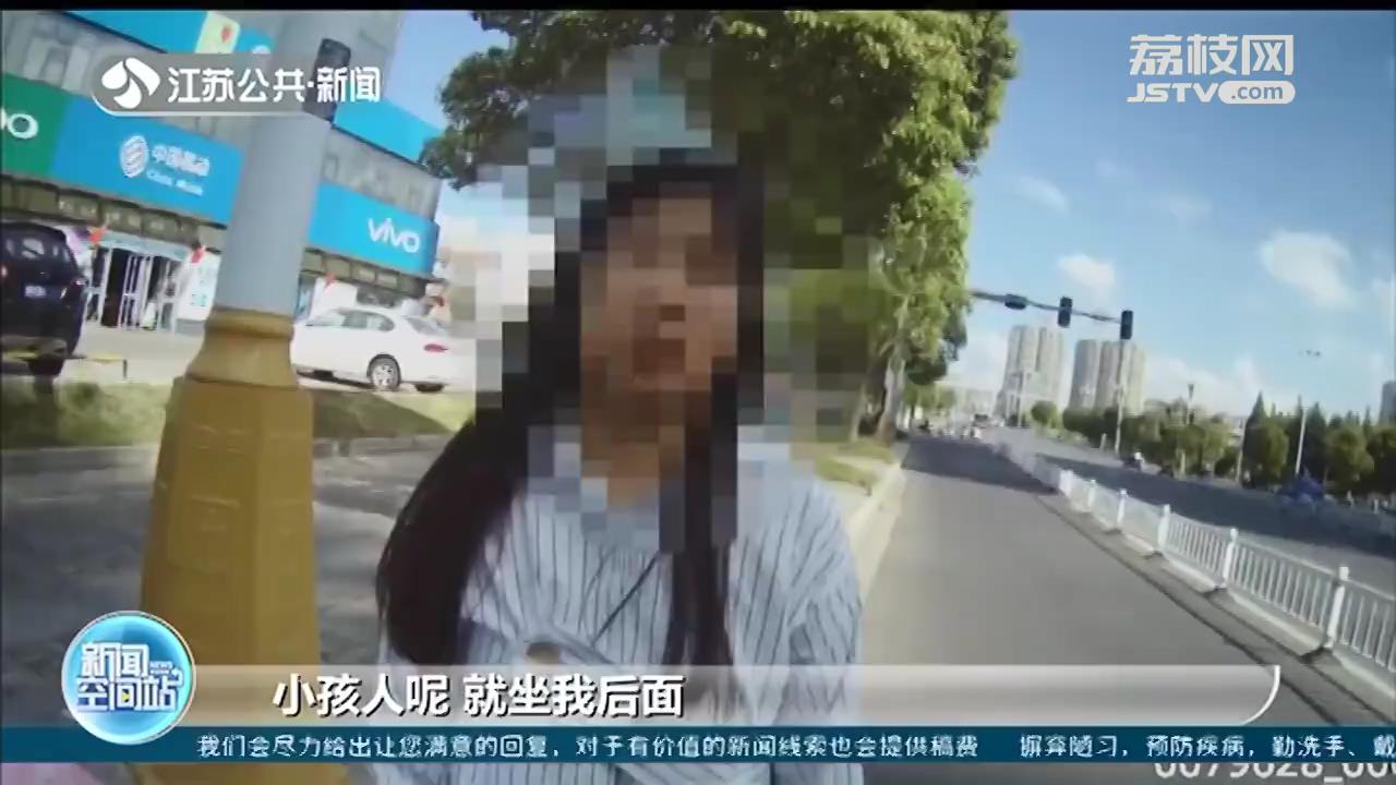家长一边骑车一边玩手机 7岁娃下车浑然不觉
