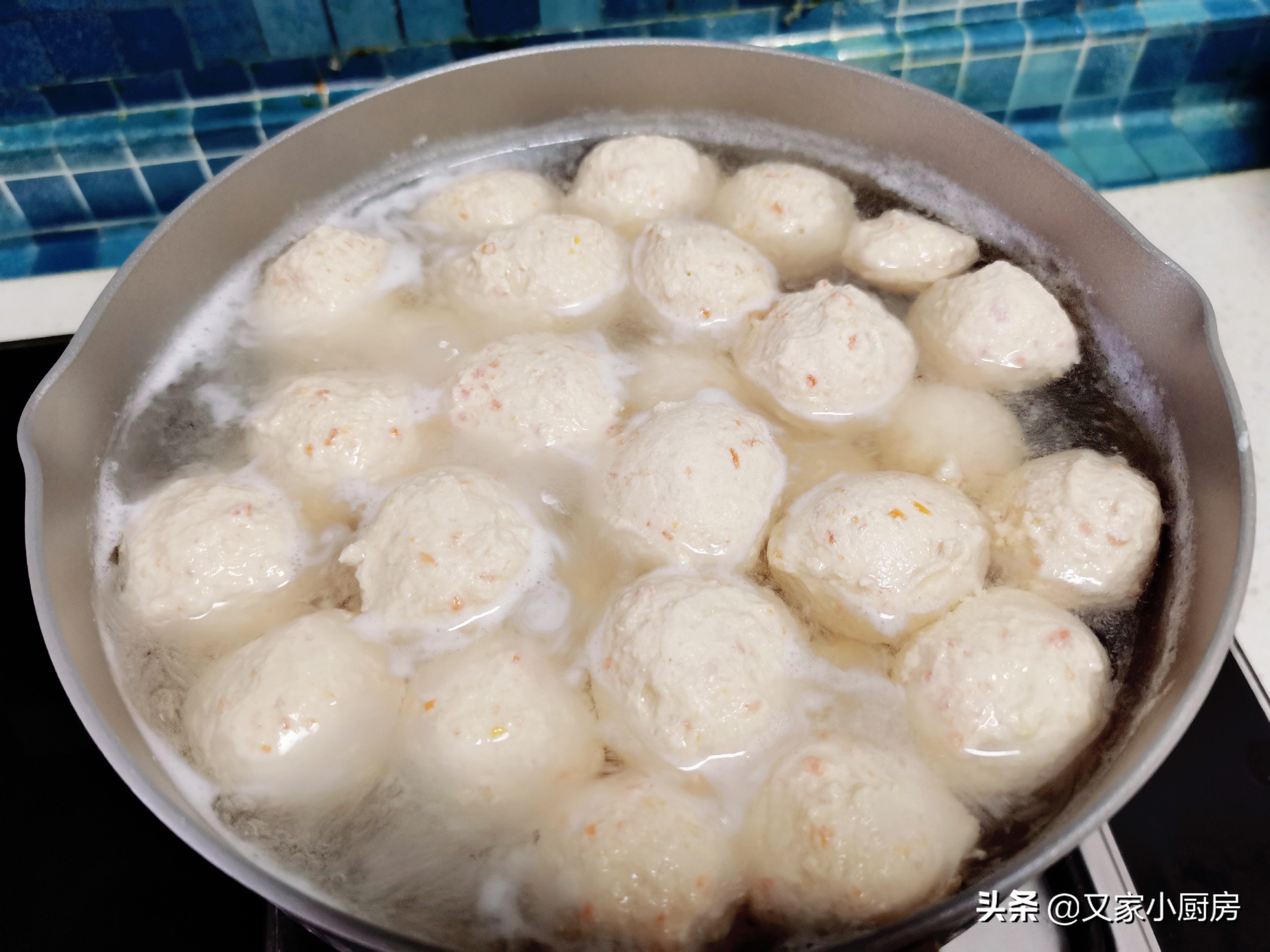 孩子爱吃的鸡肉丸子，详细步骤出来了，Q弹好吃，做法简单还省事
