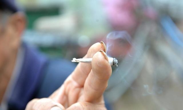 白头发越长越多，是怎么回事？医生：或是体内缺了2种维生素