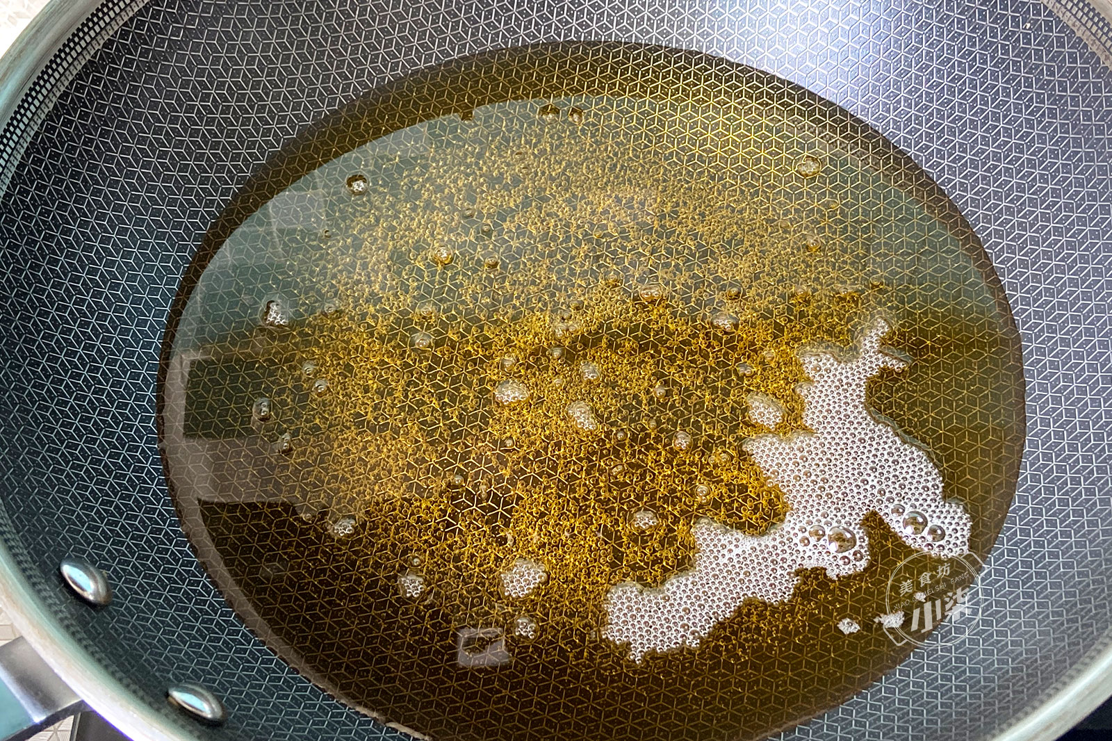 30分钟快速葱油饼做法，不揉面不擀面，蓬松暄软，放凉也不硬