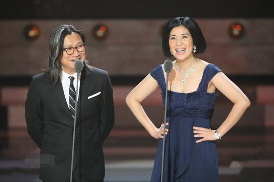 吴君如晒一家人为自己庆生，女儿弹吉他唱歌，老公陈可辛倾情献吻