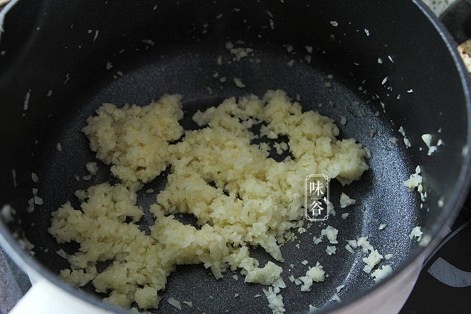 天一热就想吃这菜，鲜嫩解暑营养高，蒸10分钟出锅，浇上料，真香