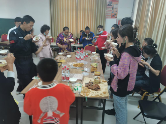 新疆若羌：民族大团结 浓情肉孜节