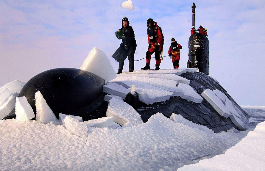 美国B-1B轰炸机首降北极圈！在雪地中“滑行”，