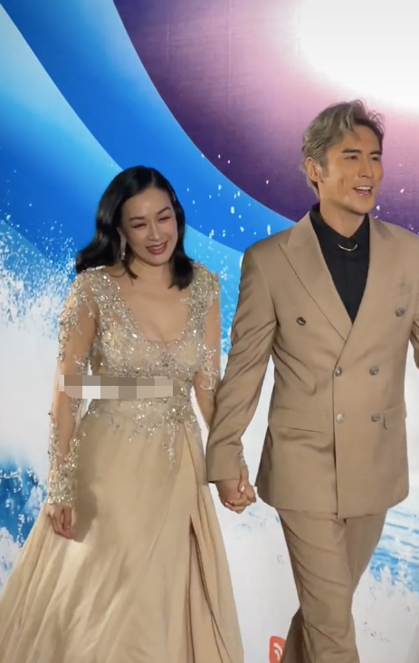 鐘麗緹一家四口出行，貼身緊挽小12歲嫩夫，兩女兒筆直長腿吸睛