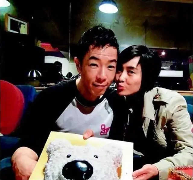 参观朱茵在香港的豪宅，被黄贯中宠爱了20年，连