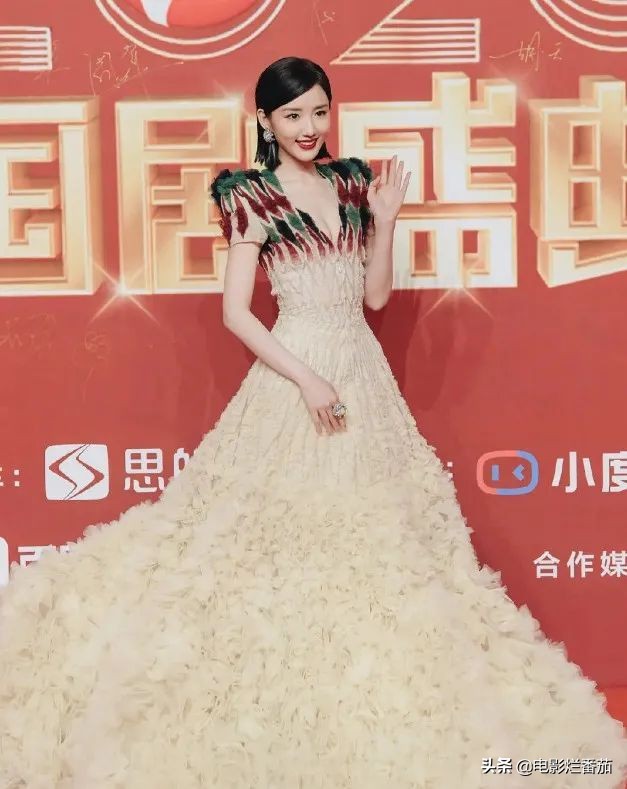 最强红毯，江疏影熟味逼人，关晓彤总算穿对，