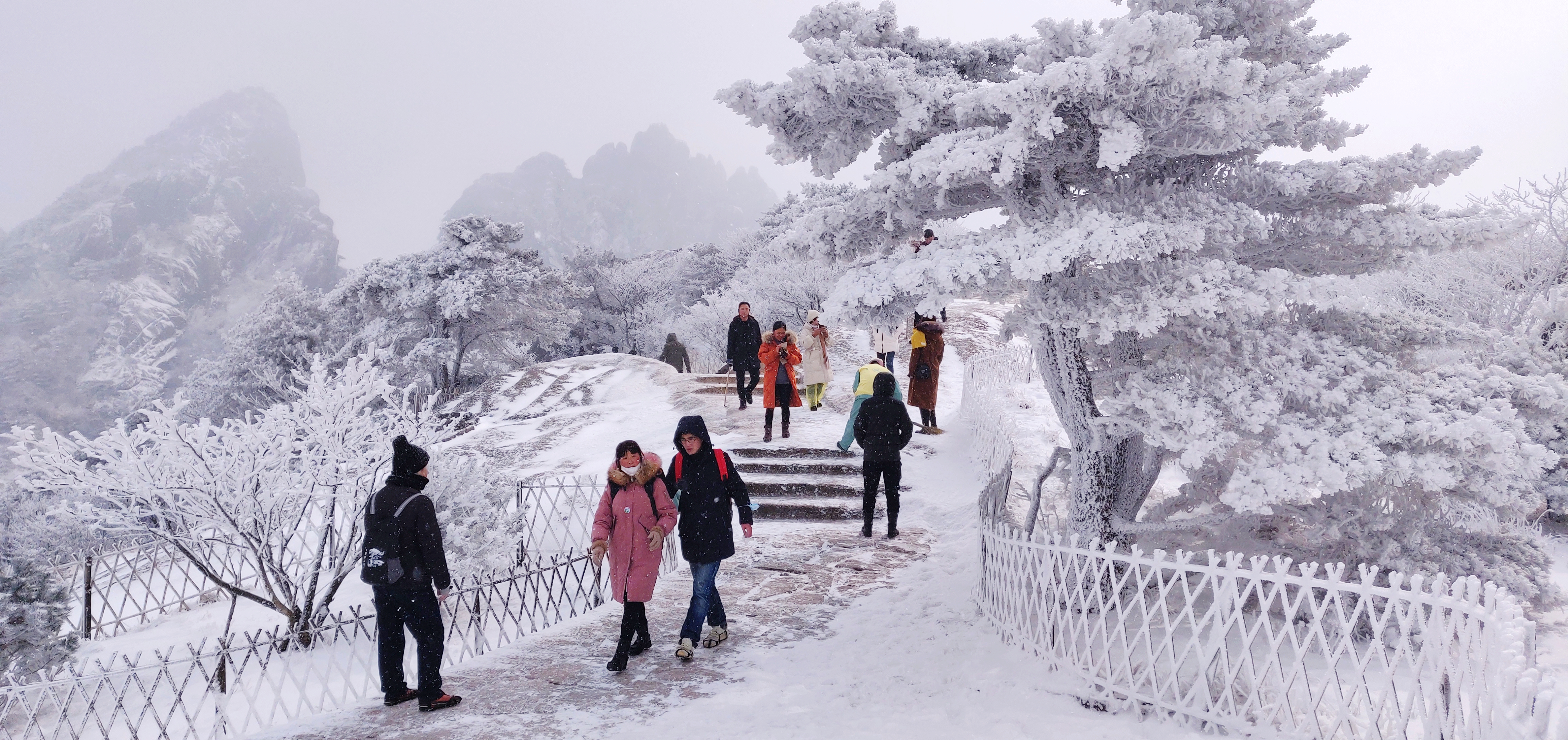 安徽：雪后黄山，童话般世界令游客欣喜若狂