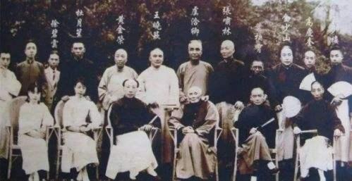 杜月笙临死前烧掉所有欠条，家人不舍，他怒吼：这是在救你们的命