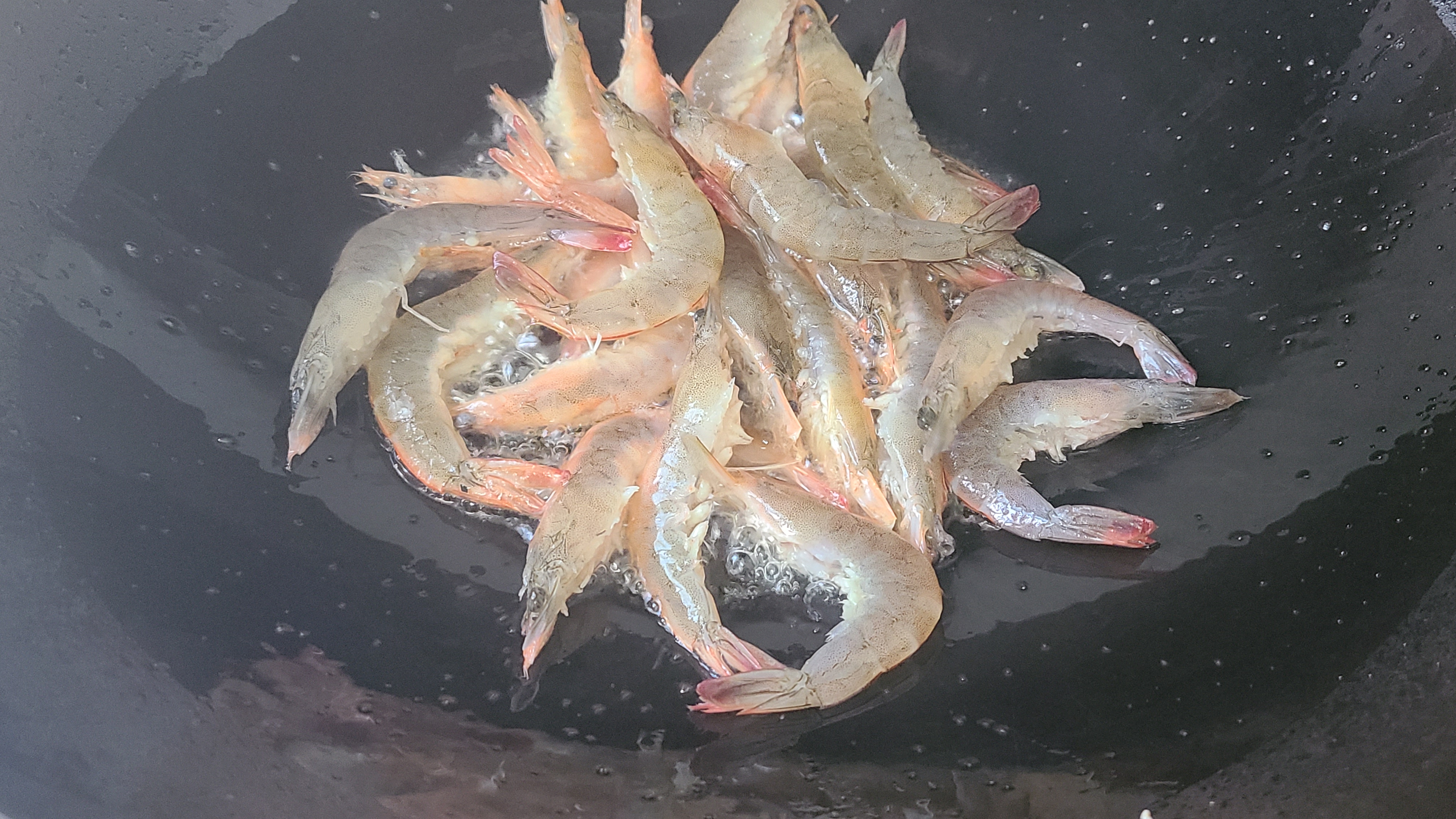 大蝦這樣做更好吃，加一點胡椒碎，又香又開胃，吃了還想吃