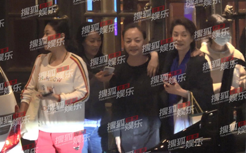那英姐妹团再聚会！宋丹丹毛阿敏亲密搂肩，不见蒋雯丽身影？