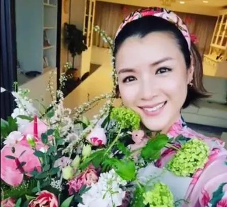 陳茵媺40歲生日曬特別“全家福”，老公陳豪隔空為老婆慶生