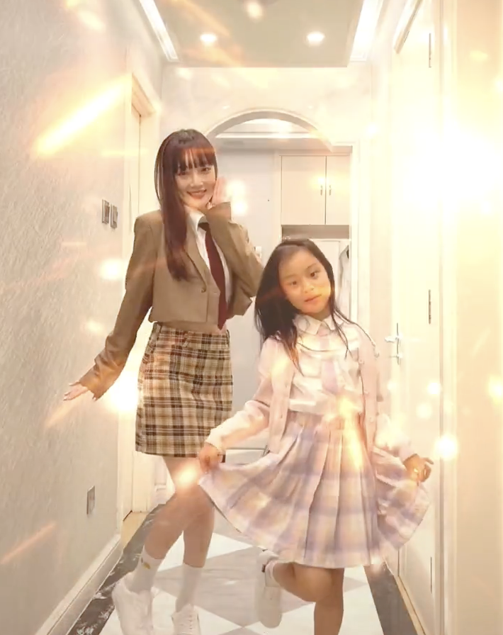 李小璐母親節曬母女視頻，各種風格切換，甜馨身高直逼媽媽肩膀