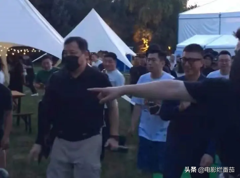孙红雷还乡遭群嘲？明星出行乱象，为何屡屡触碰公众底线