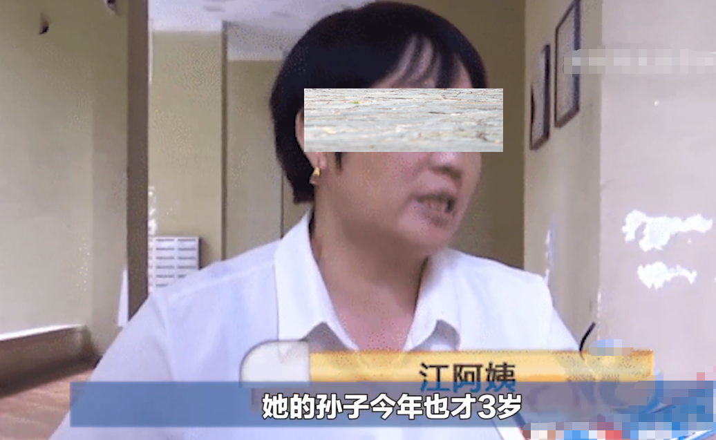 3岁男童吐在车上，司机张嘴要500元赔偿，孩子奶奶不满：要得太多了