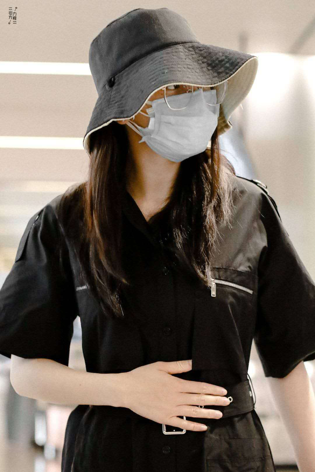 迪丽热巴现身医院，疑似因工作太拼命健康出现问题，网友直呼心疼