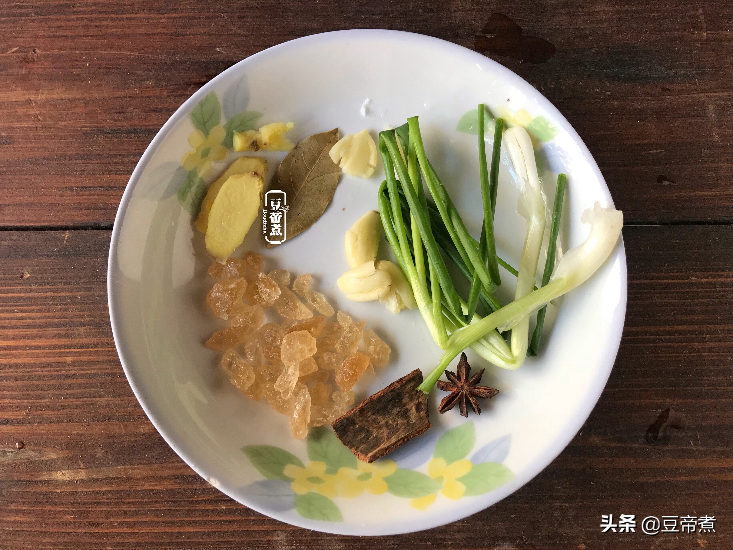 ​看看大厨是怎么做秘制东坡肉的，选料烹饪够讲究，味道就是不一样