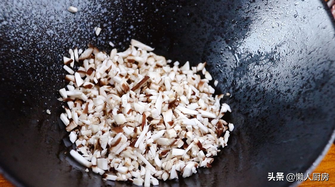 這是香煎豆腐皮蝦餅，鹹香可口，其它做法靠邊站