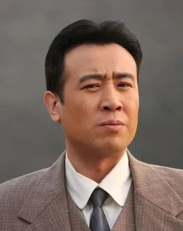 于和伟：50岁大红视帝，曾和小14岁女星传绯闻，结发妻子也是演员