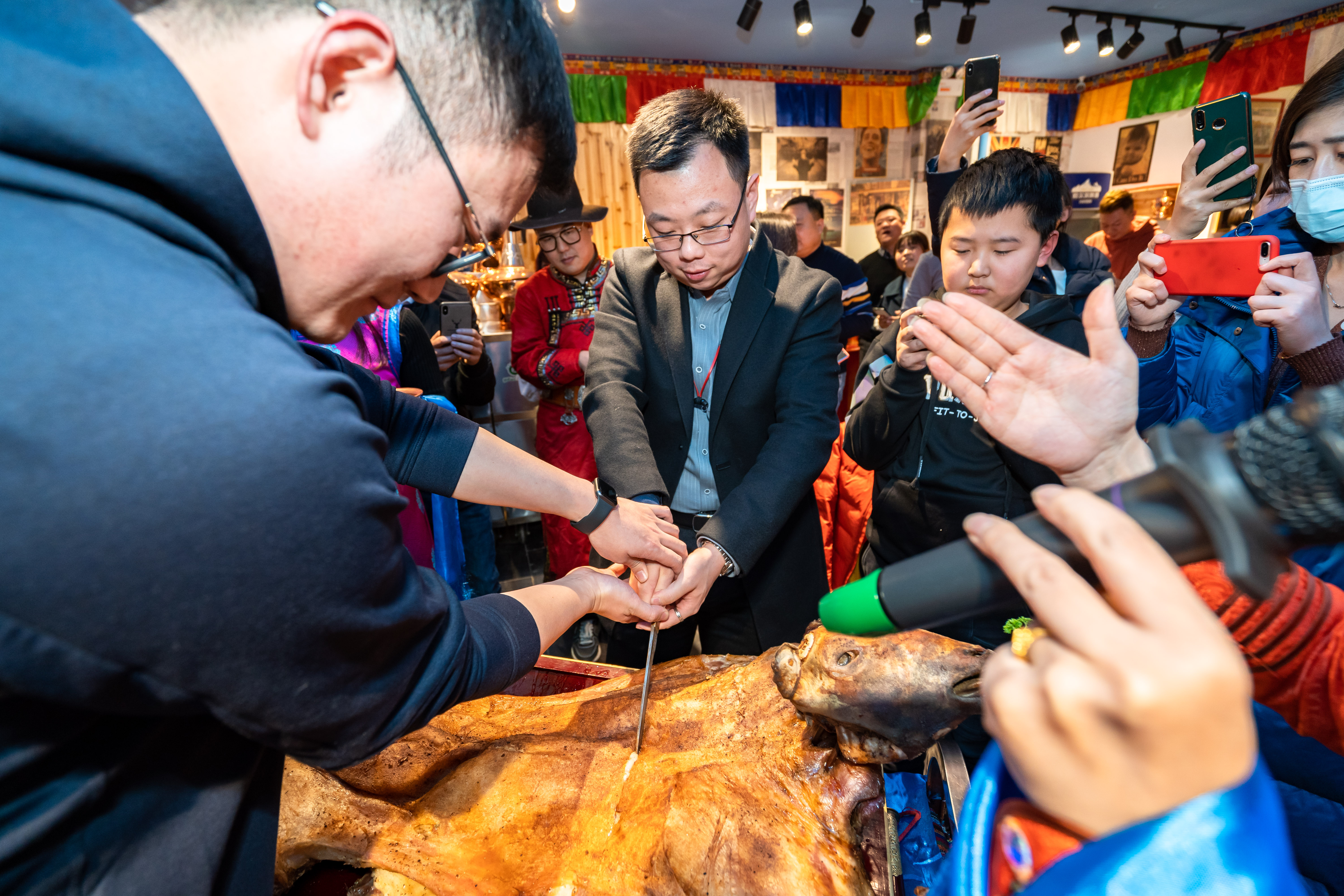 正式进入开吃环节,各色蒙古特色美食逐一上桌,不仅有外焦里嫩的烤全羊
