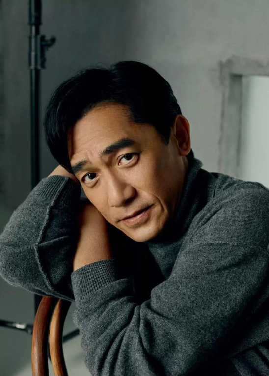 58岁梁朝伟好显老？满脸皱纹衣着朴素，上台发言脸色太差引担忧