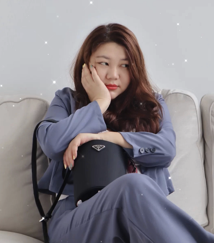 杨天真这是要自己出道吗，一身女老板看着好勒