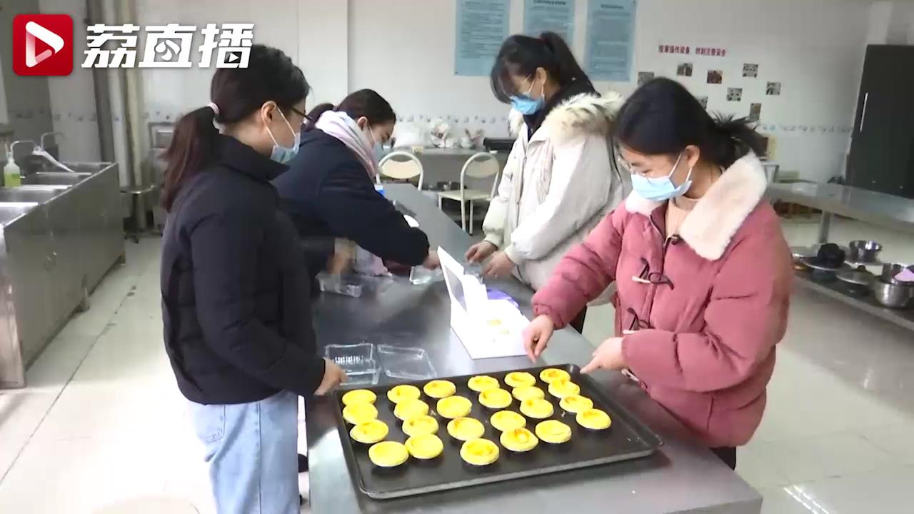 暖心！四位女生亲手定制一盒热乎乎的蛋挞 送到临退休的宿管阿姨手中