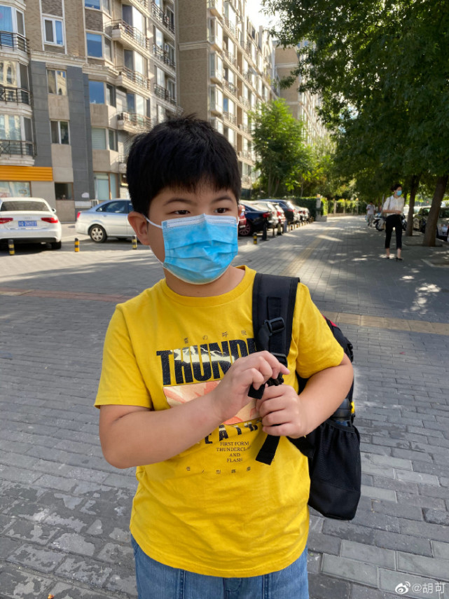 胡可晒俩儿子上学照，曝安吉长大后性格变冷，不愿配合她拍照