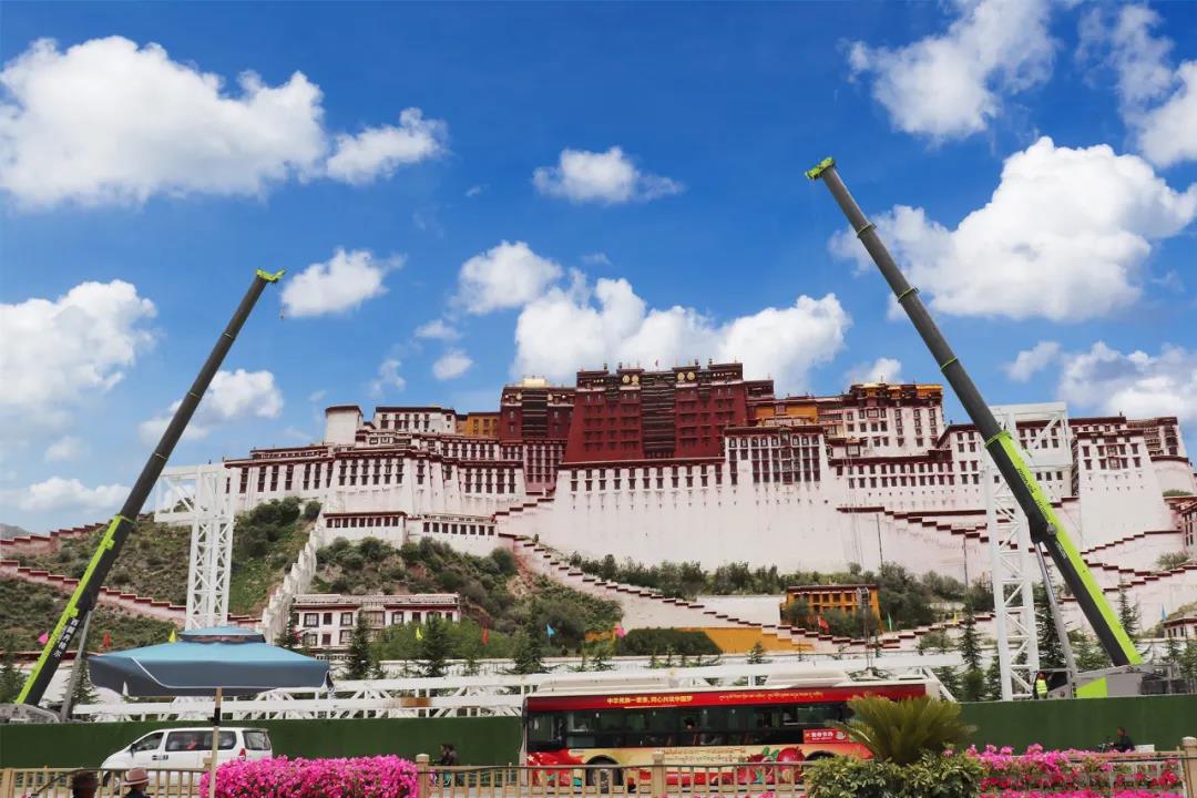 西藏和平解放70周年 中联重科极光绿“点缀”雪域高原