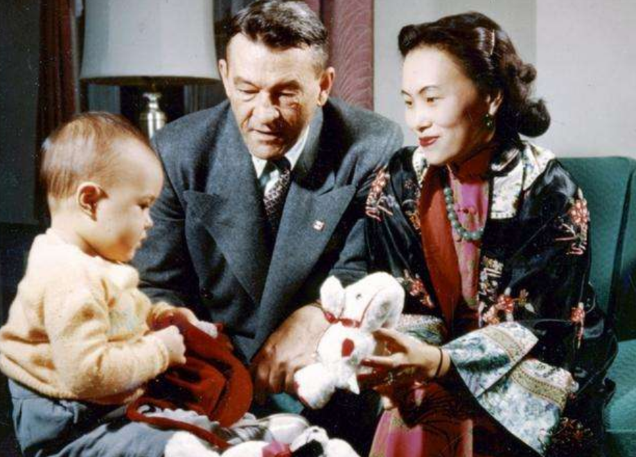 她是战地记者，嫁给美国丈夫后，陈香梅的最大