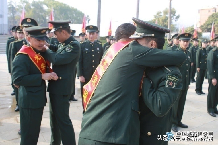 军旗熠熠 岁月如歌——第75集团军某旅开展冬季士兵退役仪式侧记