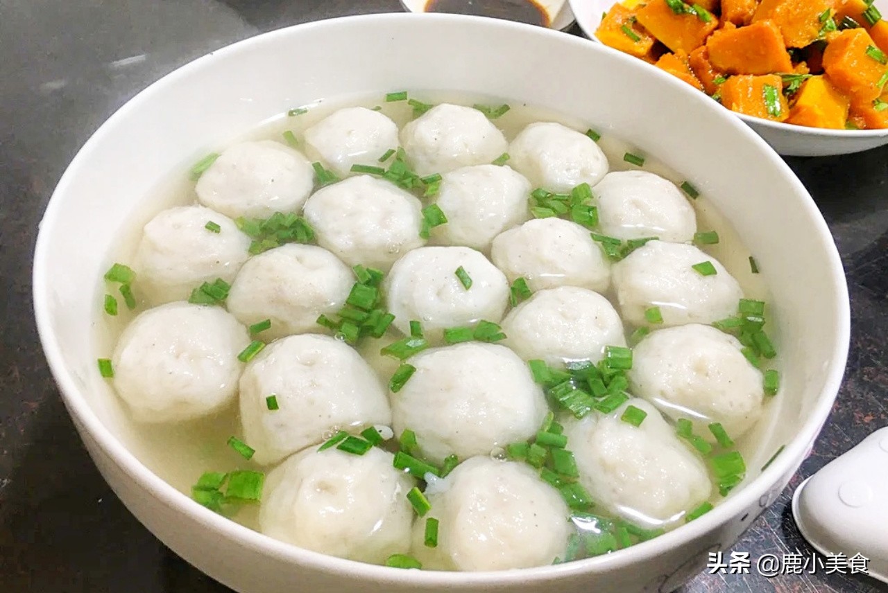 鱼丸想弹嫩爽口，牢记“3个窍门”，富有弹性不松散，鱼味特别鲜