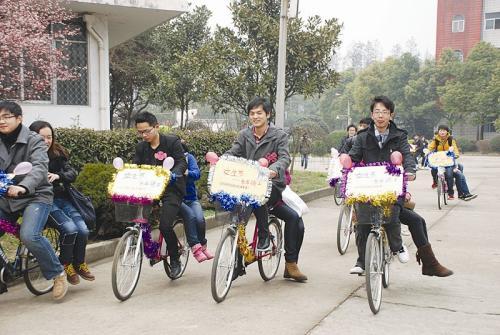 清华男生拉横幅示爱“女生节”，网友：真学霸