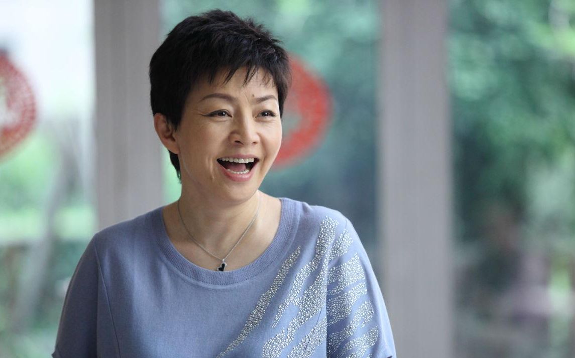 59岁宋丹丹退休了，是含饴弄孙颐享天年，还是将