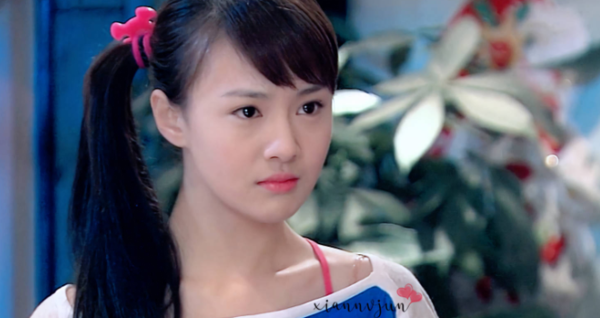 郑爽遭网友炮轰，不敬业还嘚瑟，粉丝再多也架