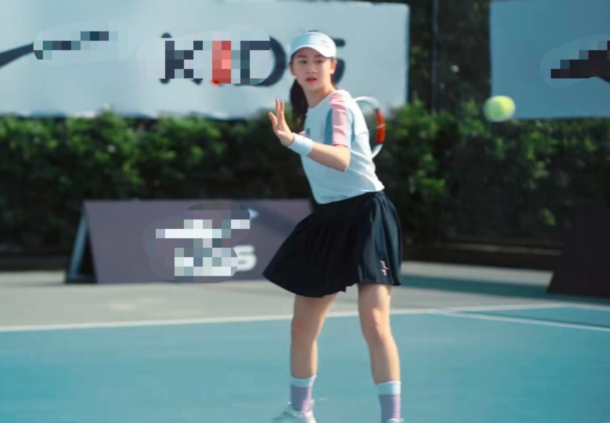 13岁森碟运动照太惊艳！挥拍有力腿部肌肉抢镜，身高已逼近爸爸