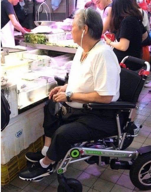 洪天明晒祖孙三代合影，69岁洪金宝罕见亮相气色佳