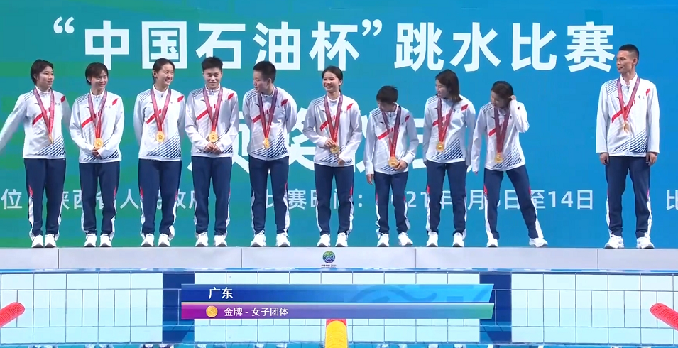 时隔32天，全红婵再登冠军领奖台！领导和她多聊两句，一脸害羞