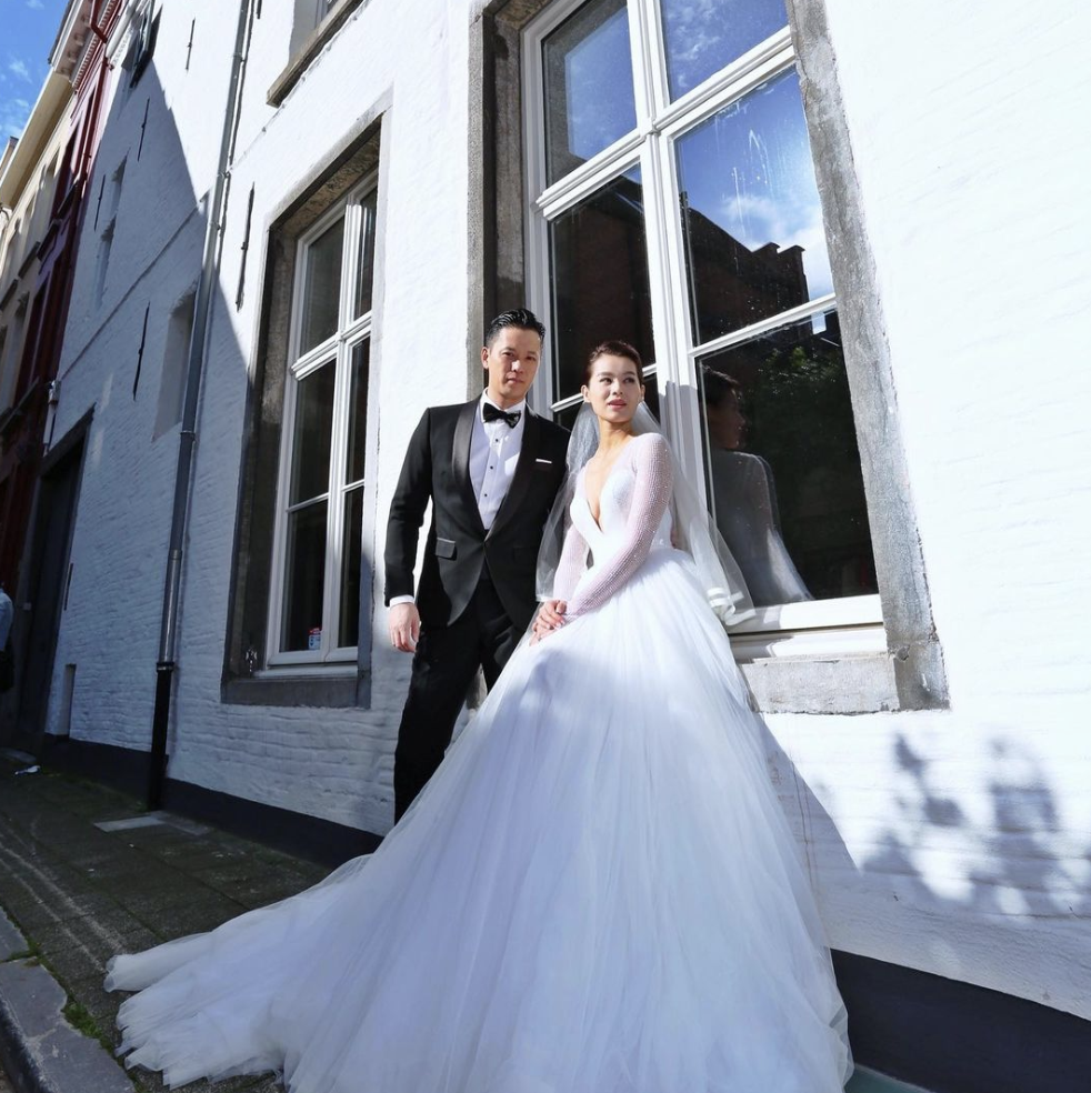 胡杏兒老公曬兒子萌照，奕霆大口塞薯條吃出表情包，秒變在線吃播