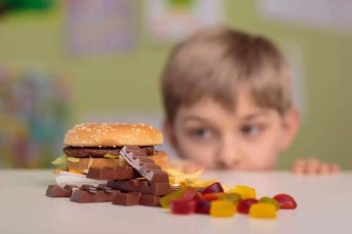 一點「零食」都不給孩子吃，是好還是壞?專家：零食≠垃圾食品
