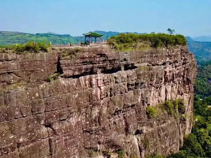 韶关有一著名景点不是丹霞山，由3块巨石堆成，形如雄鸡面湘背粤