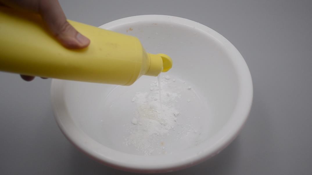 不管菜籃子多髒多油，不用刷子刷，只需泡一泡，污漬輕鬆洗乾淨