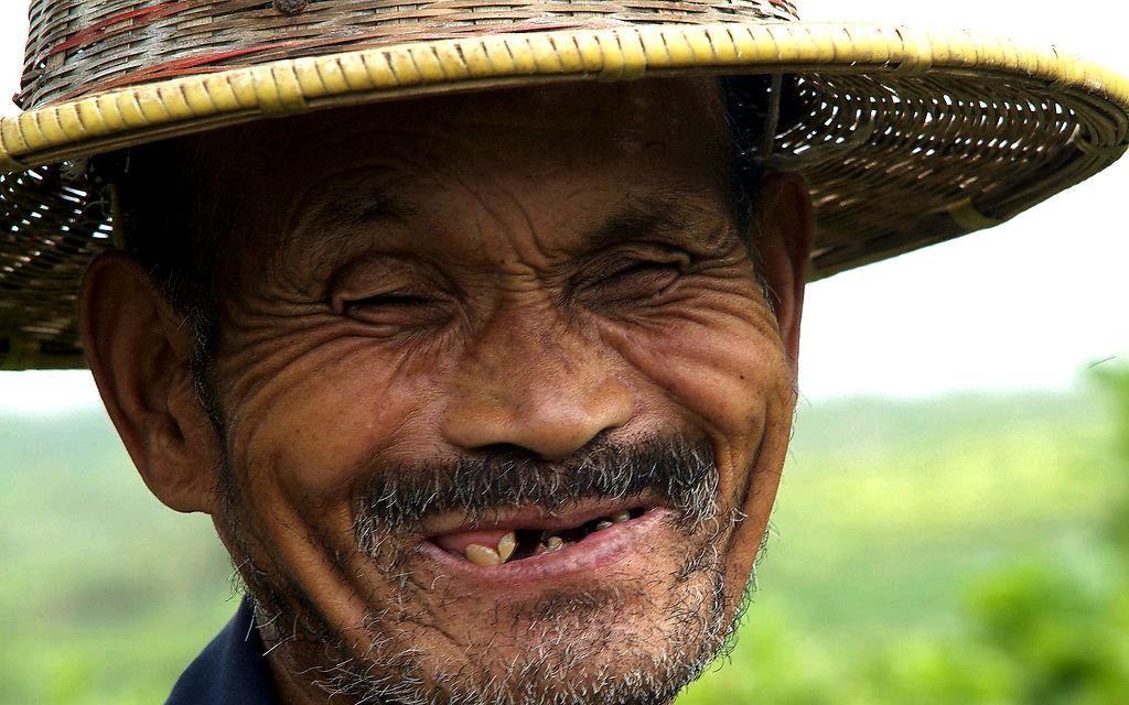 青山绿水是农村，袅袅生烟也是农村。农民：专