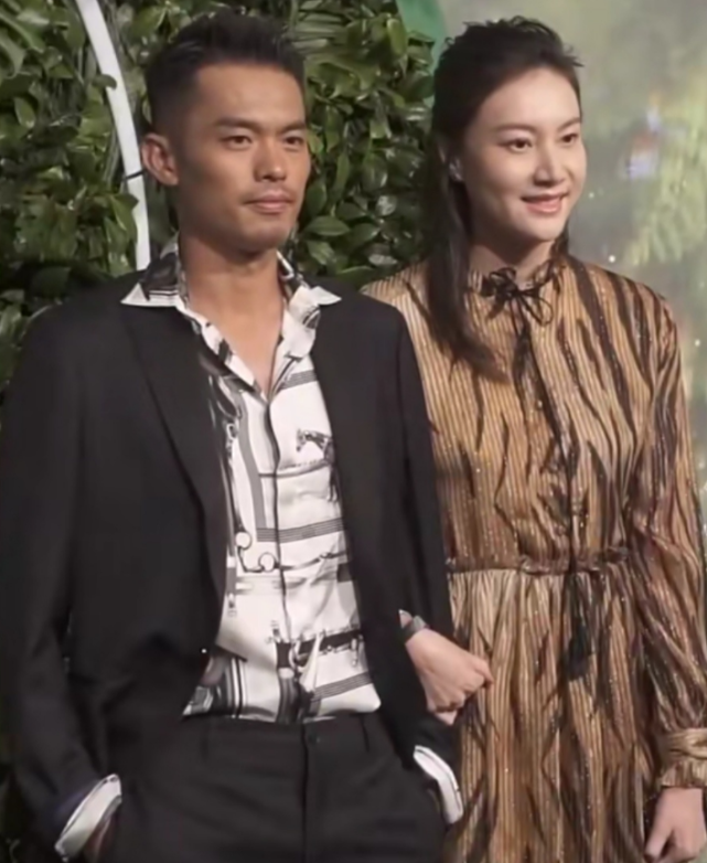 太受宠！林丹儿子在妈妈名牌包上作画，谢杏芳不生气还鼓励他