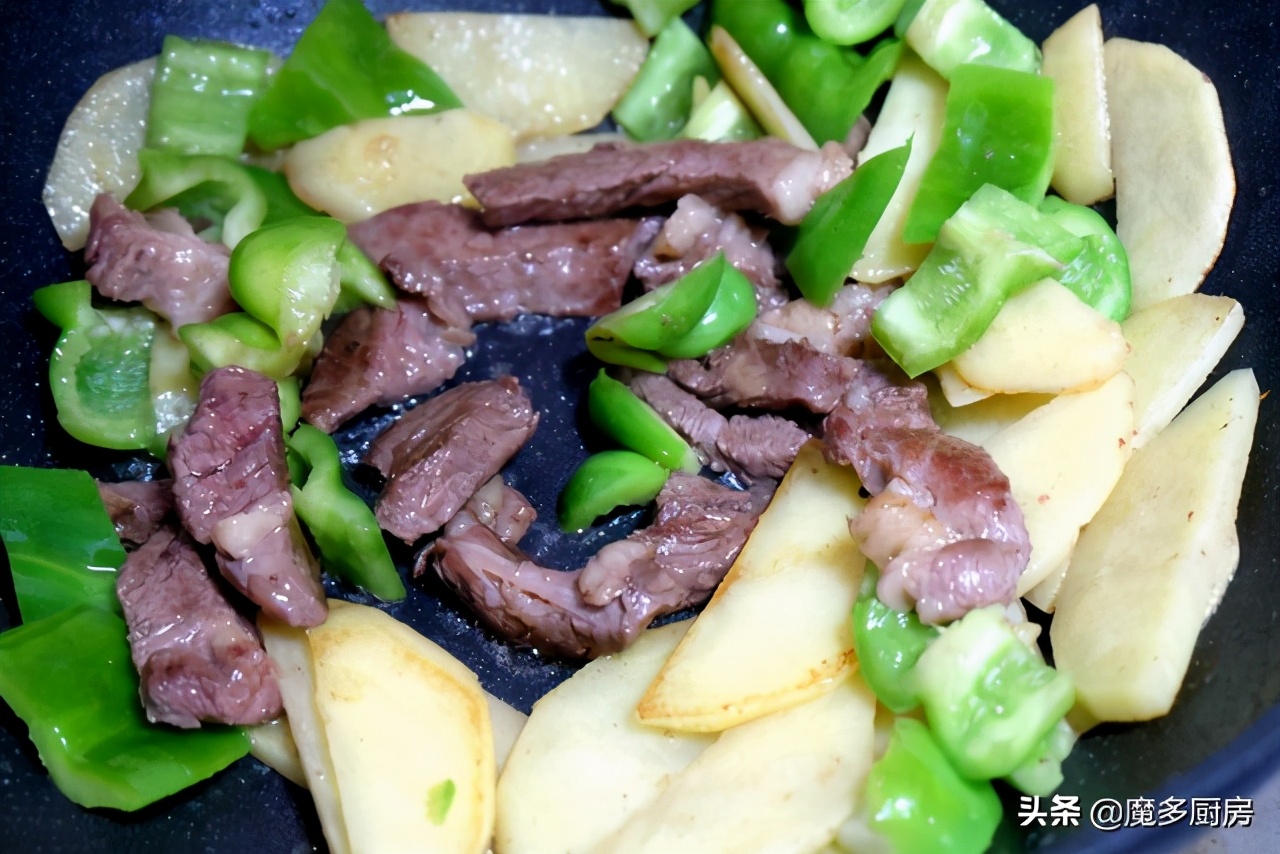 Steak and potatoes are made into home-cooked dishes. The meat is fragrant and the potatoes are sticky. The method is simple and nutritious and delicious.
