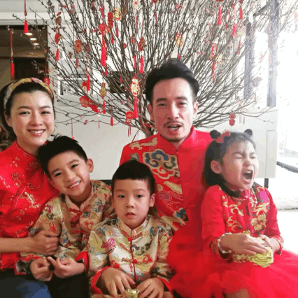 陳茵媺連續4年拍同款新年全家福，一家五口幸福美滿惹人羨