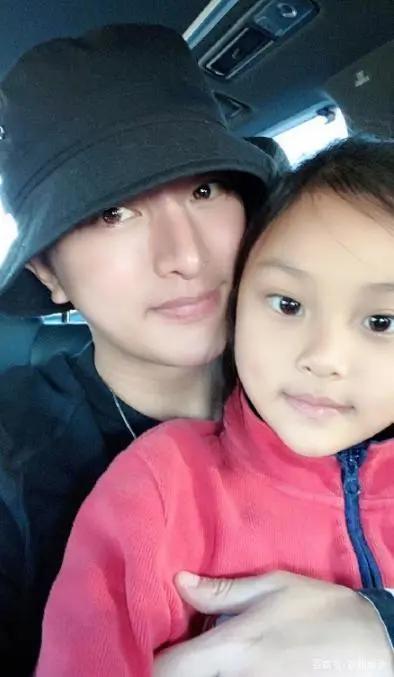 李小璐晒出旗袍母女照，庆祝甜馨8岁生日：长大后，我就成了你
