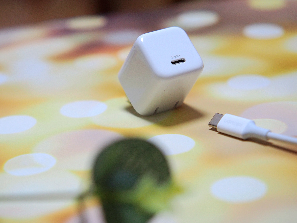 便携迷你快速回血的利器绿联小金刚快充头