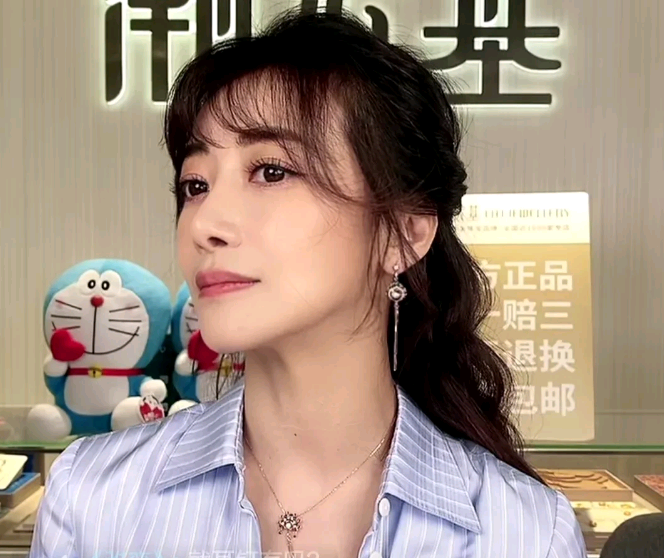 陈紫函直播卖货，贵的主动试戴，便宜的全程玩